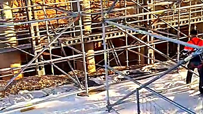 Andamio de apeo y encofrado de tablero en obra de paso