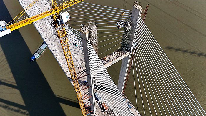Obra de paso en construcción con medios de elevación y señalización
